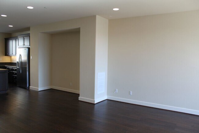 Foto del edificio - Luxury Town Home Available