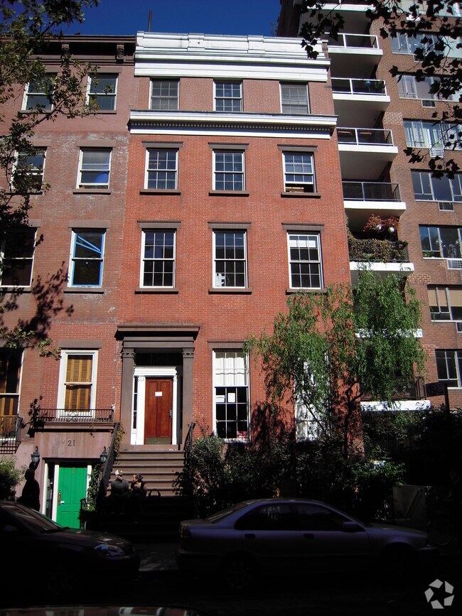 Building Photo - 19 W 12th St