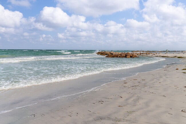 Building Photo - 680 71st Ave N