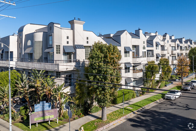 Foto del edificio - Carlyle Condominiums