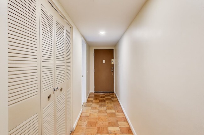 Building Photo - Spacious Parkside Condo with All Utilities...