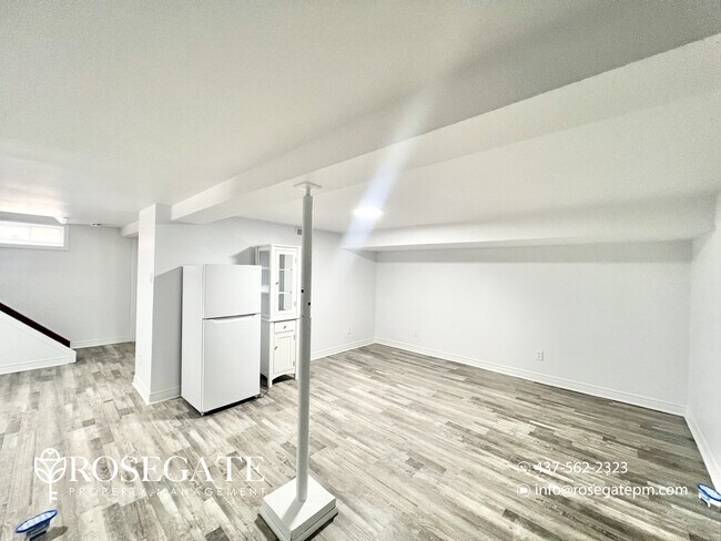 Photo du bâtiment - Spacious 2-Bedroom Basement Apartment with Parking in London