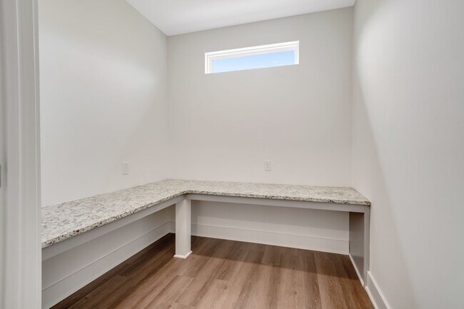Foto del edificio - 2 Bedroom Home with Bonus Office/Flex Space!