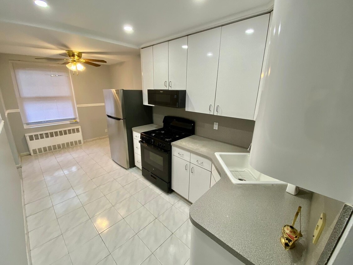 Primary Photo - 2660 Haring St