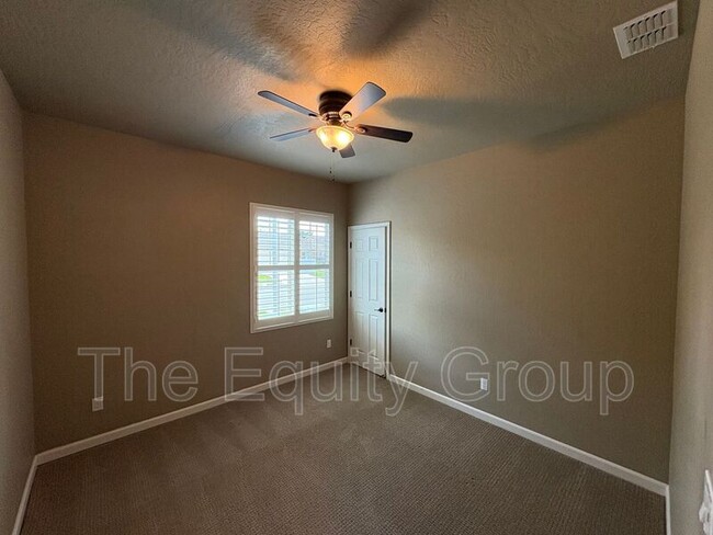 Building Photo - 3842 E Evergreen Ave