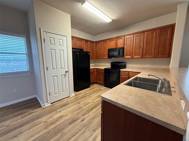 Building Photo - 334 TX-332 Loop