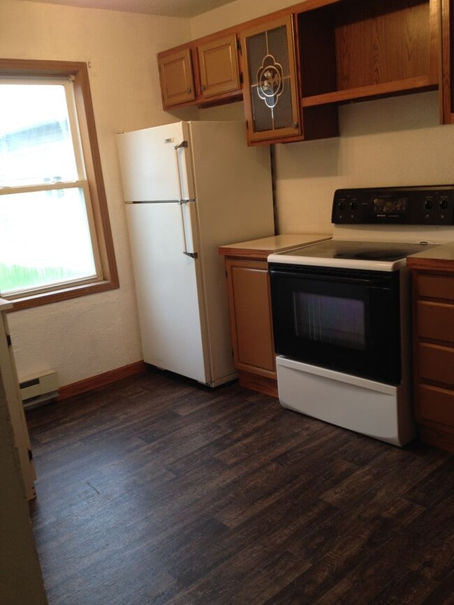 Building Photo - 4 Bed 2 Bath- 2 Story Single Family Home