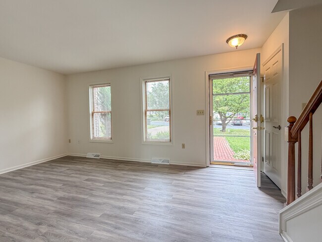 Foto del edificio - 28 Pheasant Ln