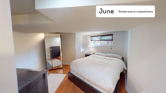 Building Photo - Private bedroom in 4 bed/3.5 bath Home