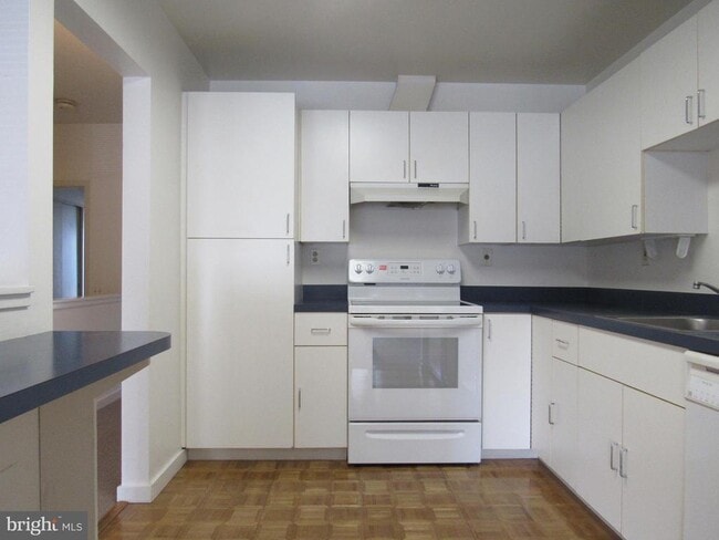 Building Photo - 3 N Christopher Columbus Blvd