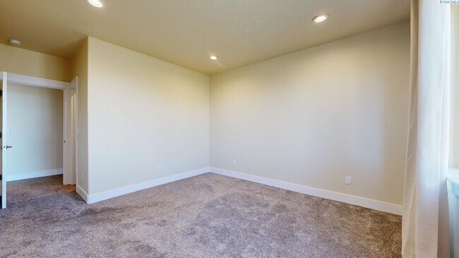 Building Photo - 4 bed, 4 bath home in Kennewick