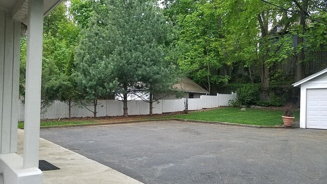3 lot parking - 35 Gates Ave