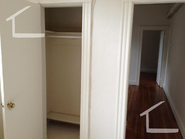 Building Photo - 9/1 No Fee! Garden/ground floor 1BR apartm...