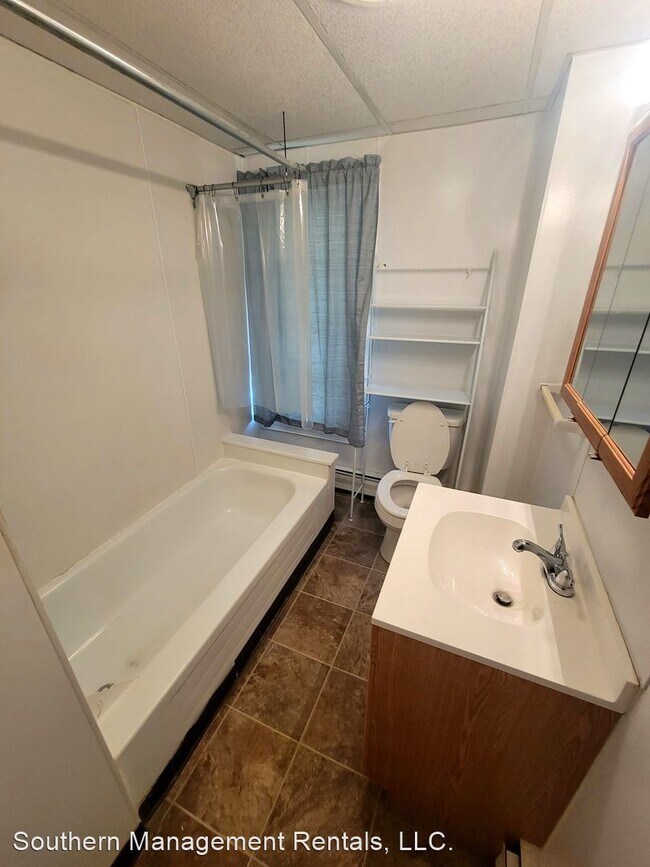 Foto del edificio - 3 br, 1 bath House - 65 E Canal St 2nd floor