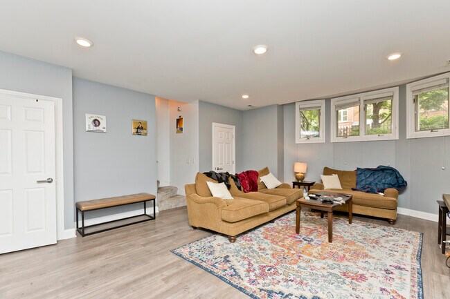 Building Photo - 850 W Wrightwood Ave