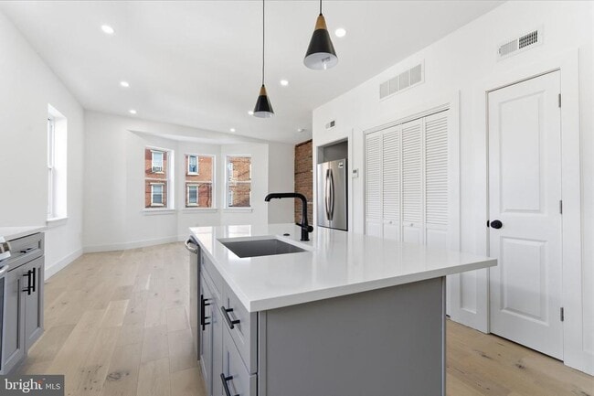 Foto del edificio - 2724 E Somerset St