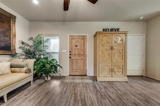 Building Photo - 1014 Skyview Ct
