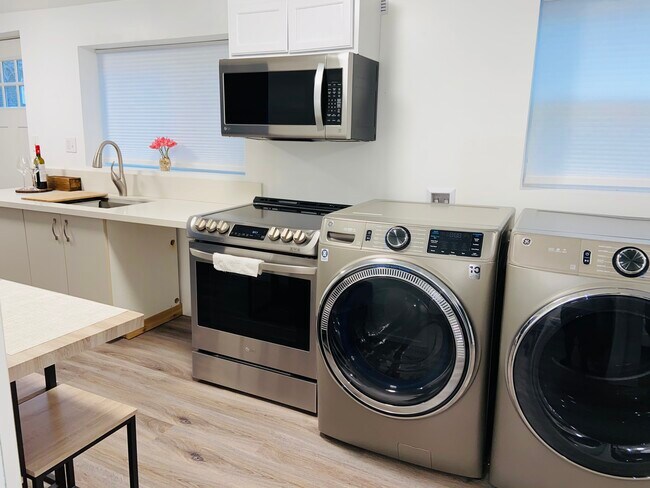 Foto del edificio - 2440 Wickstrom Pl SW