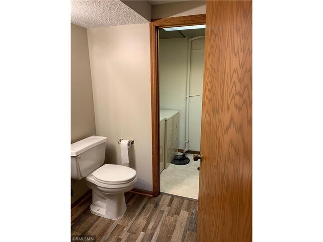 Foto del edificio - 1635 Stieger Lake Ln
