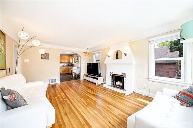 Foto del edificio - Charming 4 bed, 2 bath, fully fenced, cove...