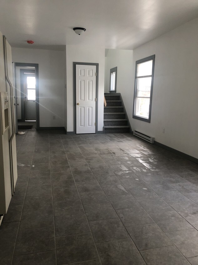 Primary Photo - 165 White St