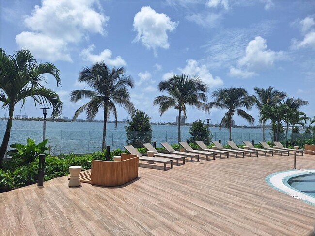 Foto del edificio - 700 NE 24th St