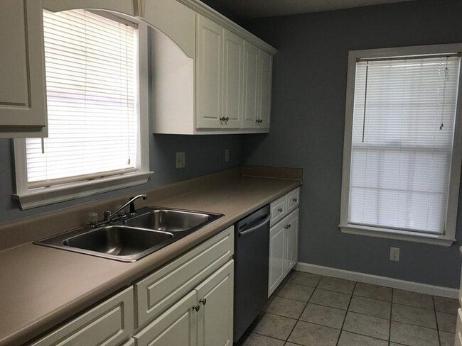Building Photo - 2 Bedroom 2 Bath Townhouse
