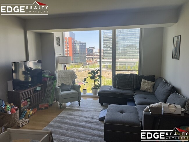 Building Photo - 2 Earhart St