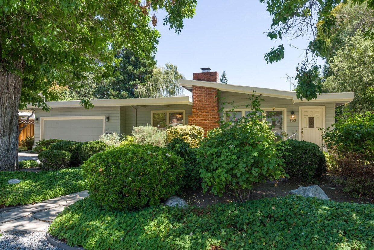 Primary Photo - Charming Barron Park Ranch 3bd/2bth Home