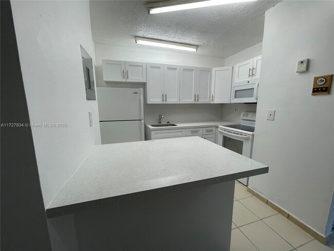 Foto del edificio - 4265 NW S Tamiami Canal Dr