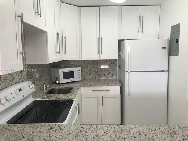 Foto del edificio - 8990 SW 24th St