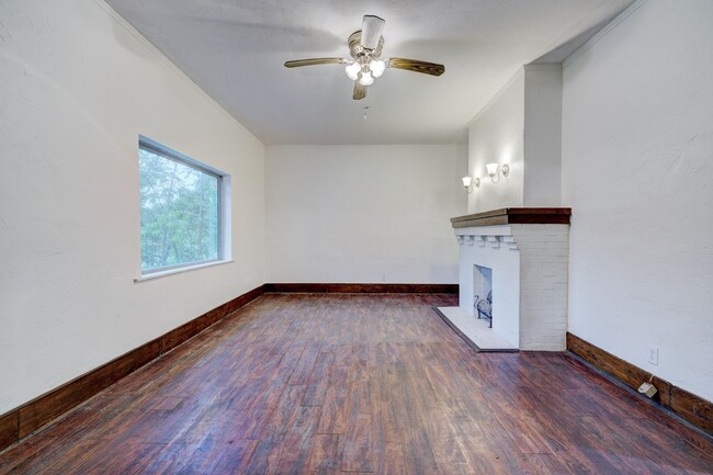 Building Photo - 1328 NE 8th St