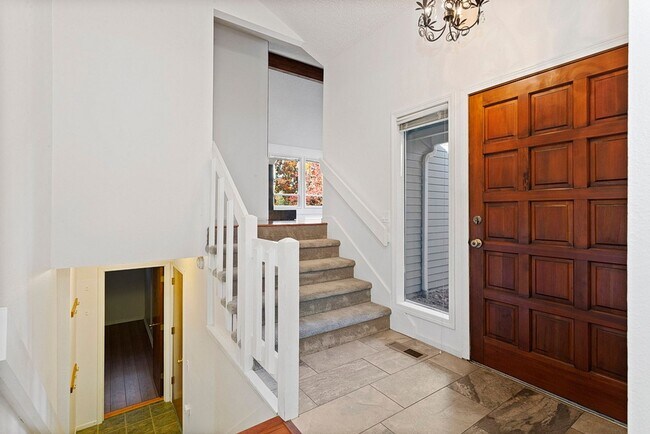 Foto del edificio - Spacious Home ! Huge living room, 2nd family room, kitchen nook and extra room off kitchen. Large...