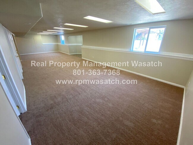 Building Photo - Roomy 4 Bed, 3 Bath Home in West Jordan