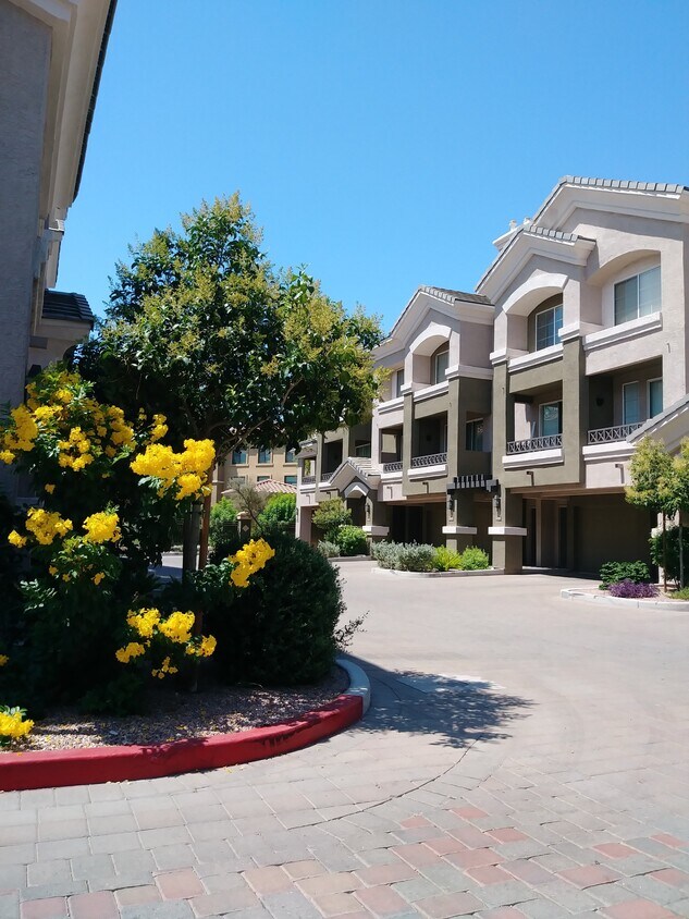 Vista frontal en privado en auto - 4465 E Paradise Village Pkwy S