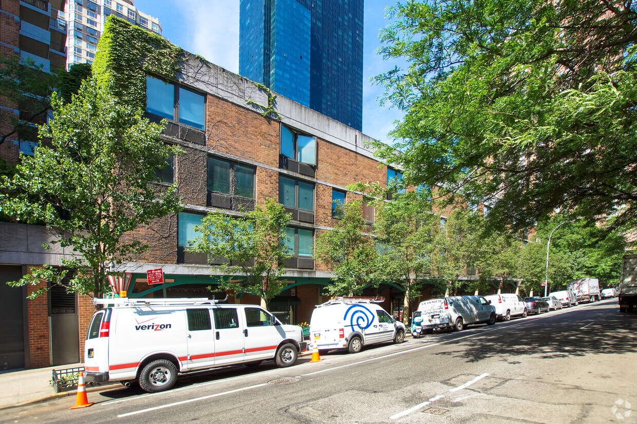 410 - 412 W 43rd St - 410-412 W 43rd St