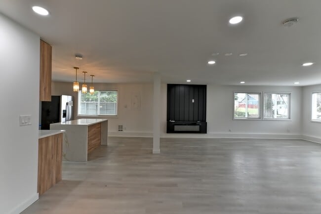 Building Photo - Everett Duplex
