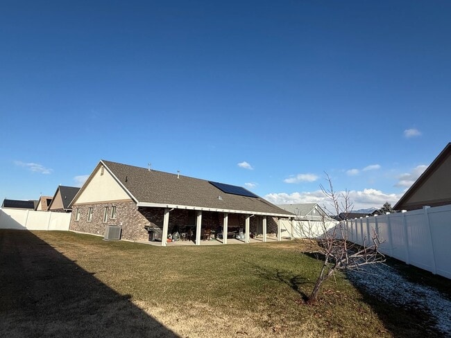 Building Photo - Beautiful patio home with 2 car garage, central air, fenced yard and covered patio