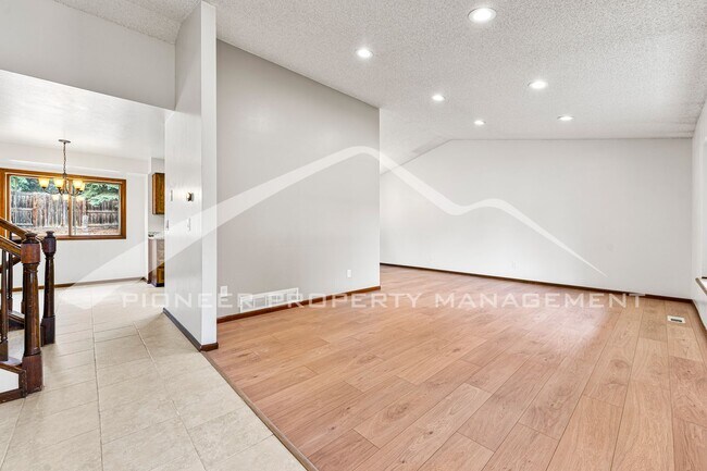 Foto del edificio - Amazing Home in Arvada with Central AC and...