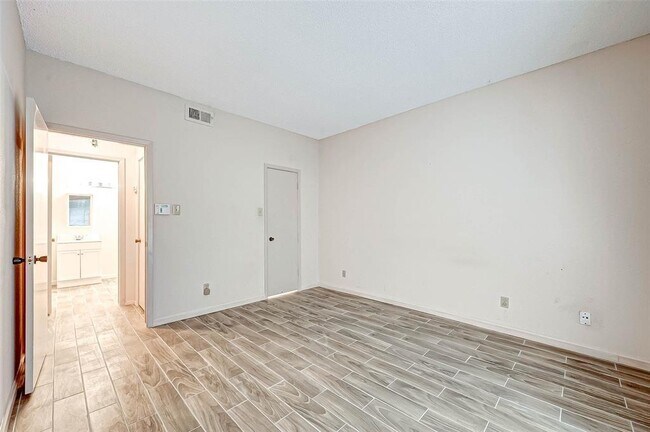 Building Photo - 10047 Westpark Dr