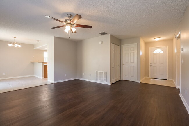 Foto del edificio - 318 Regal Park Dr