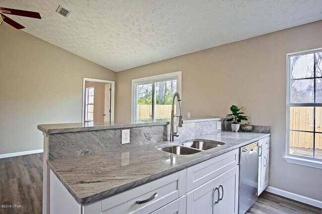 Foto del edificio - Charming 4-Bedroom Home in Panama City with 2 Full Bathrooms and 1325 Sq Ft."