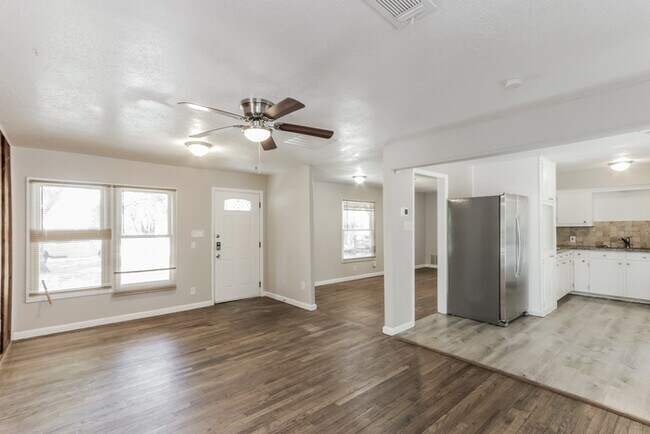 Foto del edificio - Convenient Duncanville 3-Bedroom Home