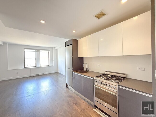 Building Photo - NO fee Sunny 1 bedroom 1 bathroom with washer and Dryer - WEST END AVENUE