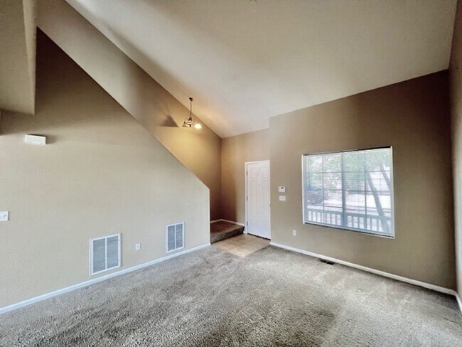 Foto del edificio - Two Story 3 Bedroom 1.5 Bath Home