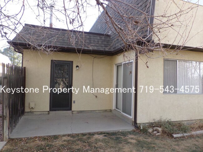 Foto del edificio - Updated 2 Bedroom Belmont Townhome with Attached Garage & Fenced Yard $1300/$1300