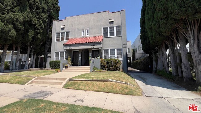 Foto del edificio - 1532 Rosalia Rd