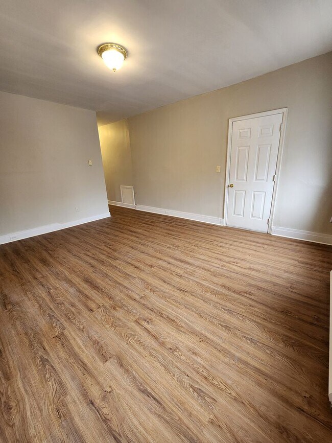 Foto del edificio - 10 N Main St