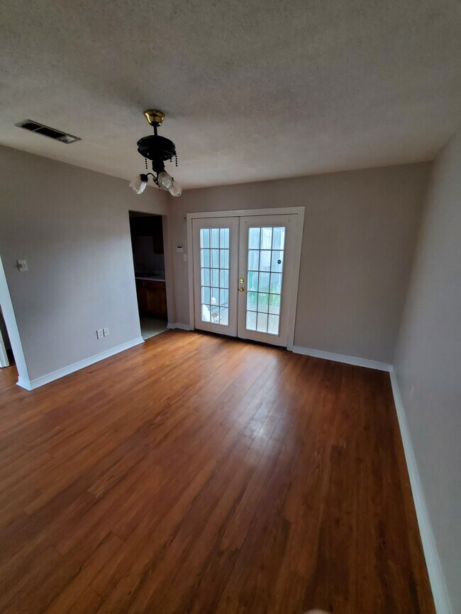 Living room - 307 E Club Dr