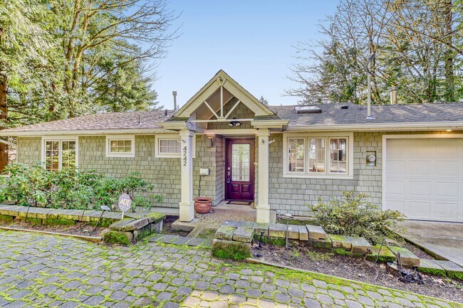 Foto del edificio - Updated Mid-Century 4BR / 2.5BA Daylight Ranch w/ Panoramic Views, Double Decks, A/C + 2-Car Garage